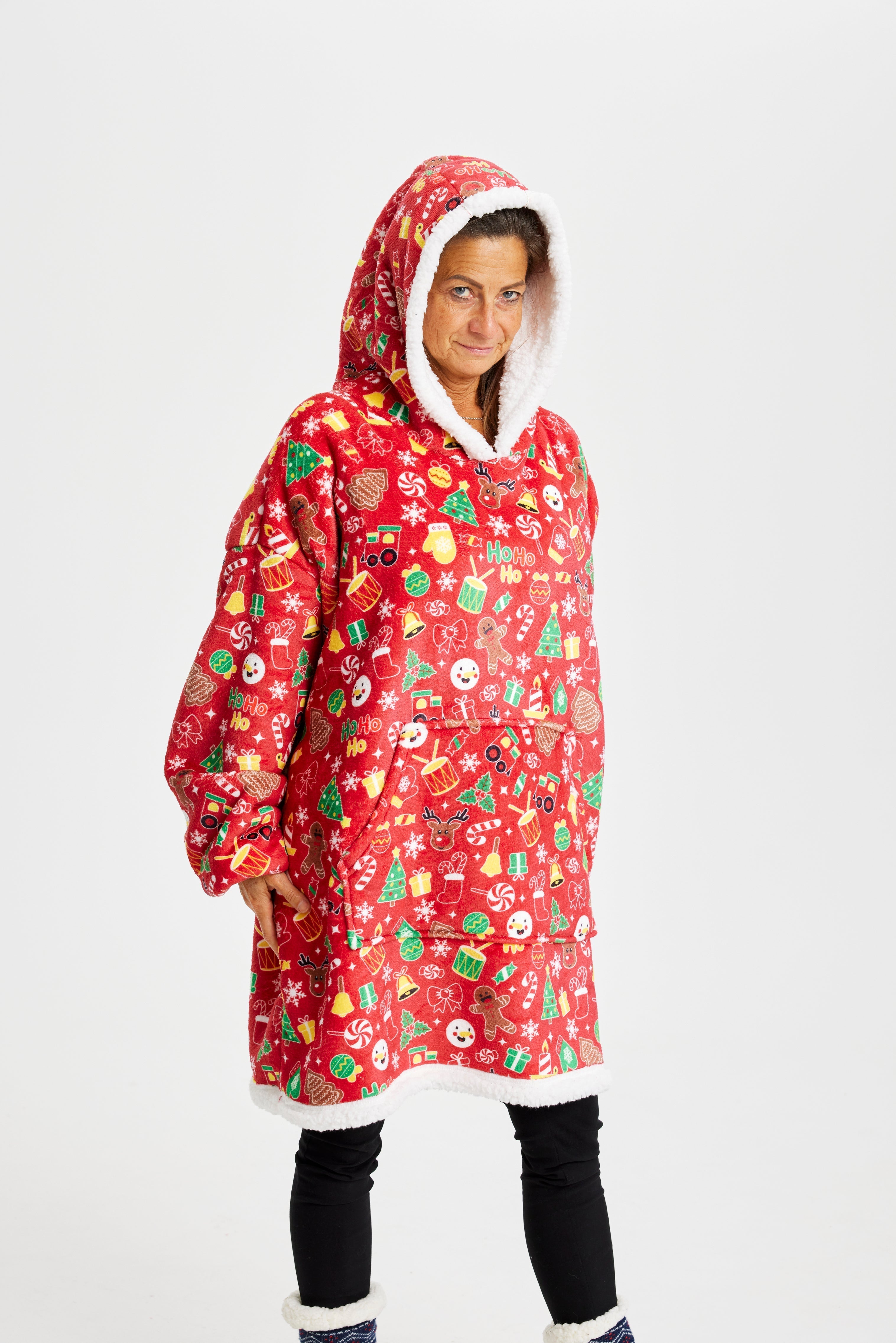 Een vrouw met een rode kerstmuts.